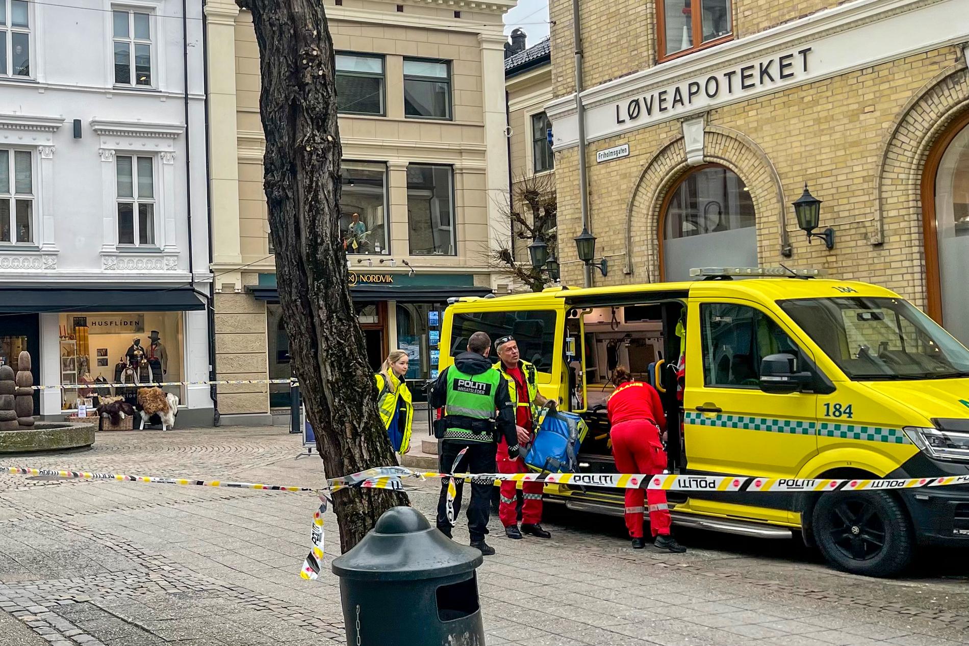 Ambulans på plats utanför apoteket i Arendal efter attacken.  