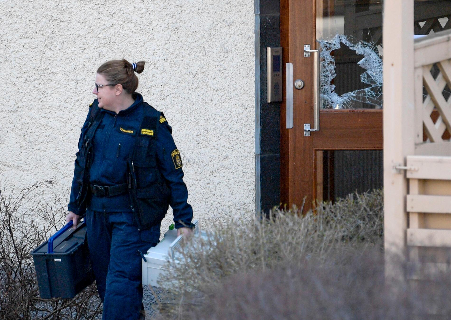 En man är död efter en skottlossning i Sätra söder om Stockholm. Två män har gripits.