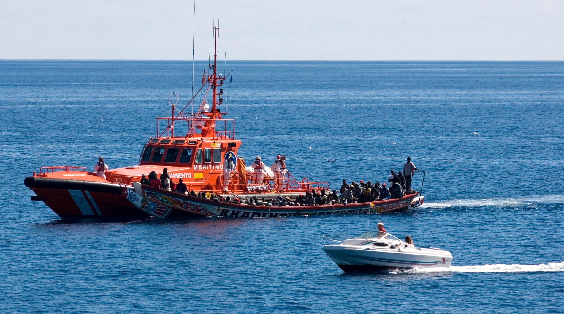 Spanskt kustbevakningsfartyg undsätter en migrantbåt vid ett annat tillfälle. Arkivbild.