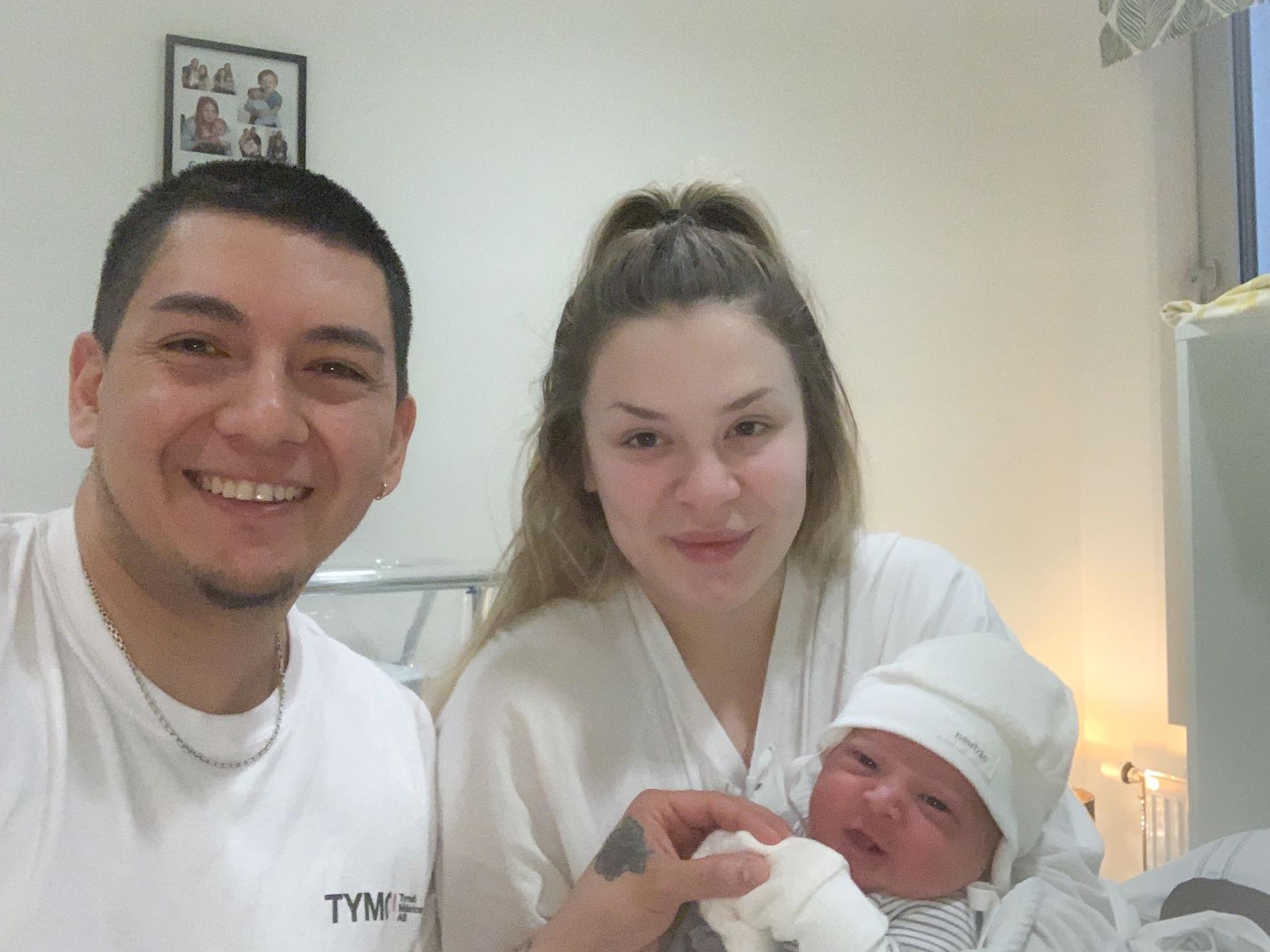 Izabell Soldati och Rodrigo med nyfödde sonen.