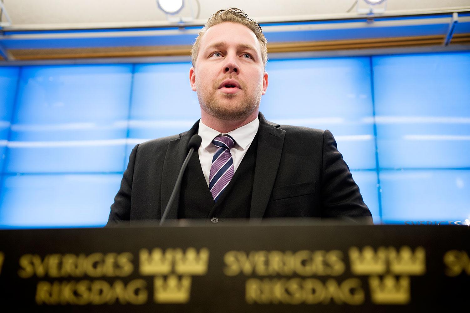 Började i december 2014 Sverigedemokraterna fällde regeringens budget, och orsakade en regeringskris. SD:s vikarierande partiledare Mattias Karlsson tillkännagav beskedet på en presskonferens.