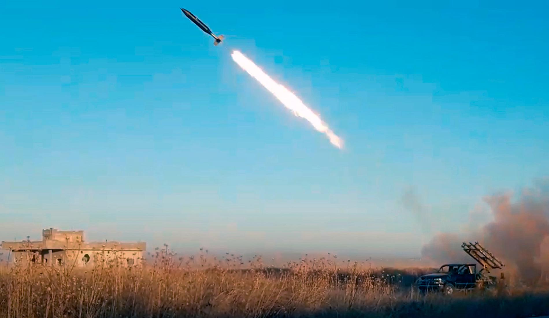 I fotot från den al-Qaidaknutna propagandaorganet Ibaa syns en raket som uppges skjutas iväg mot regeringsstyrkorna i nordvästra Syrien.