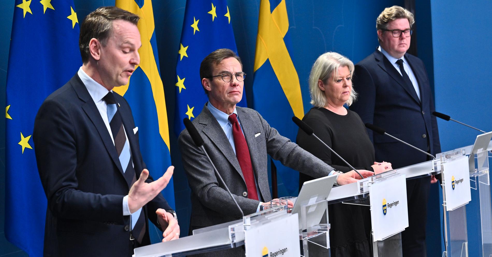 Från höger: SKR:s ordförande Peter Danielsson, statsminister Ulf Kristersson (M), socialtjänstminister Camilla Waltersson Grönvall (M) och justitieminister Gunnar Strömmer (M).