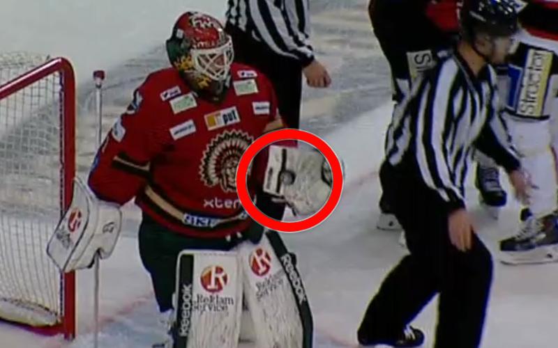 Lars Johansson slår pucken ur plockhandsken – men protesterar inte.