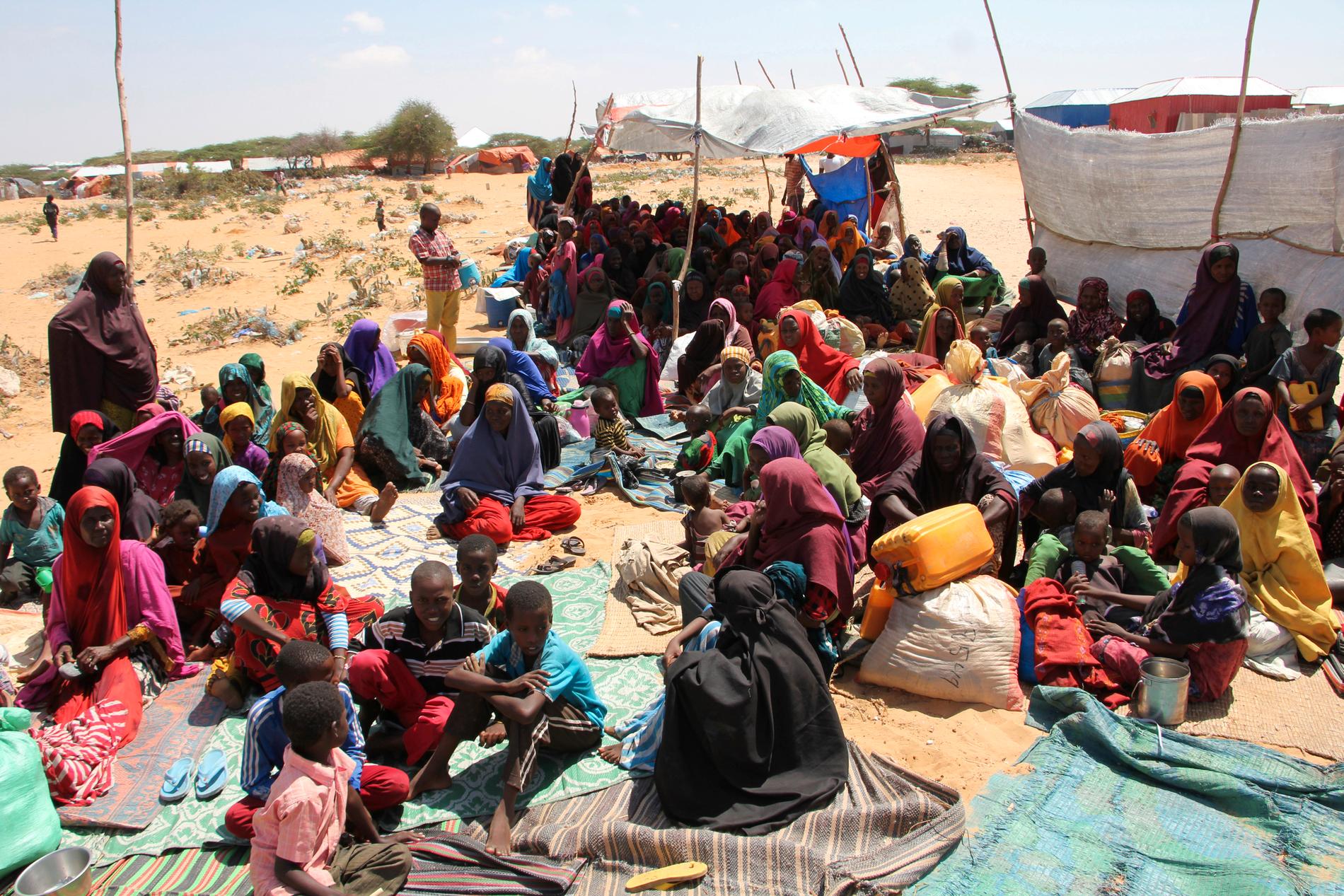 Somaliska kvinnor och barn i ett flyktingläger utanför huvudstaden Mogadishu. Många läger i landet är fulla med kvinnor som gifts bort i ung ålder.
