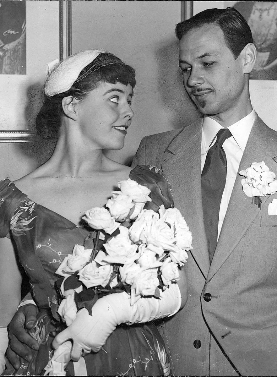 Lennart Hellsing gifte sig med Yvonne Lombard på svenska ambassaden i Paris.