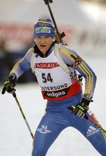 Svar på tal. Anna Carin Olofsson har haft en tung inledning på säsongen, men i dag slog OS-mästarinnan till med en pallplats i Östersunds jaktstart.