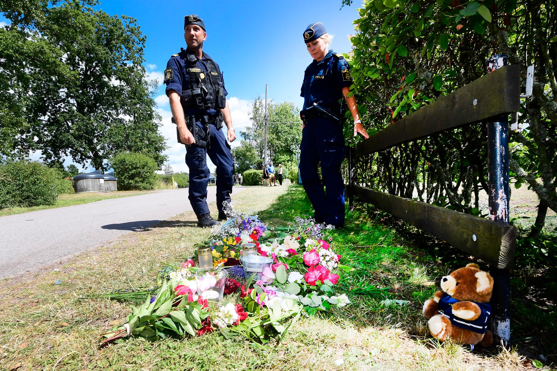 Två personer omkom när en familj på cykel blev påkörda i Färjestaden på Öland.