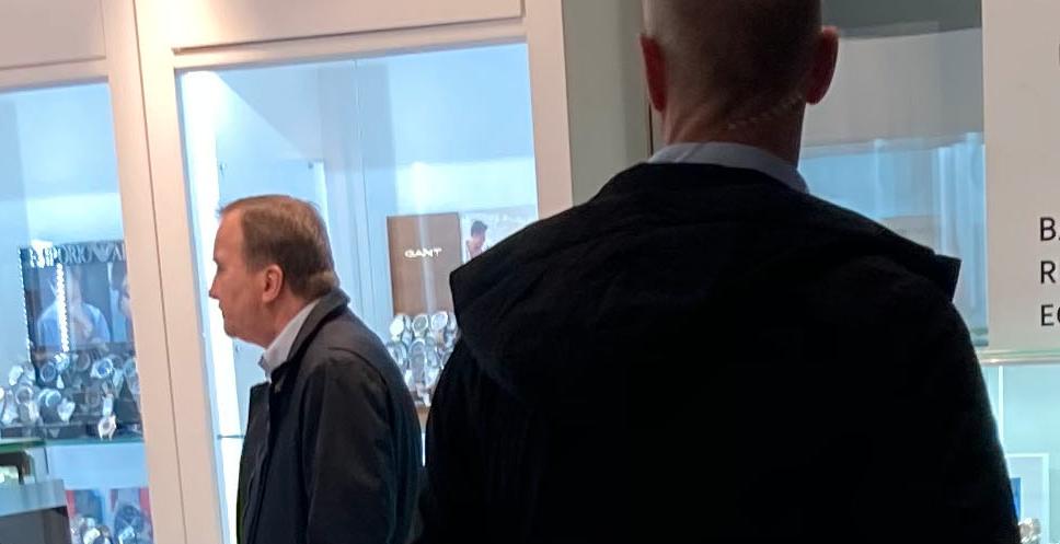 Stefan Löfven besöker galleria under julrushen