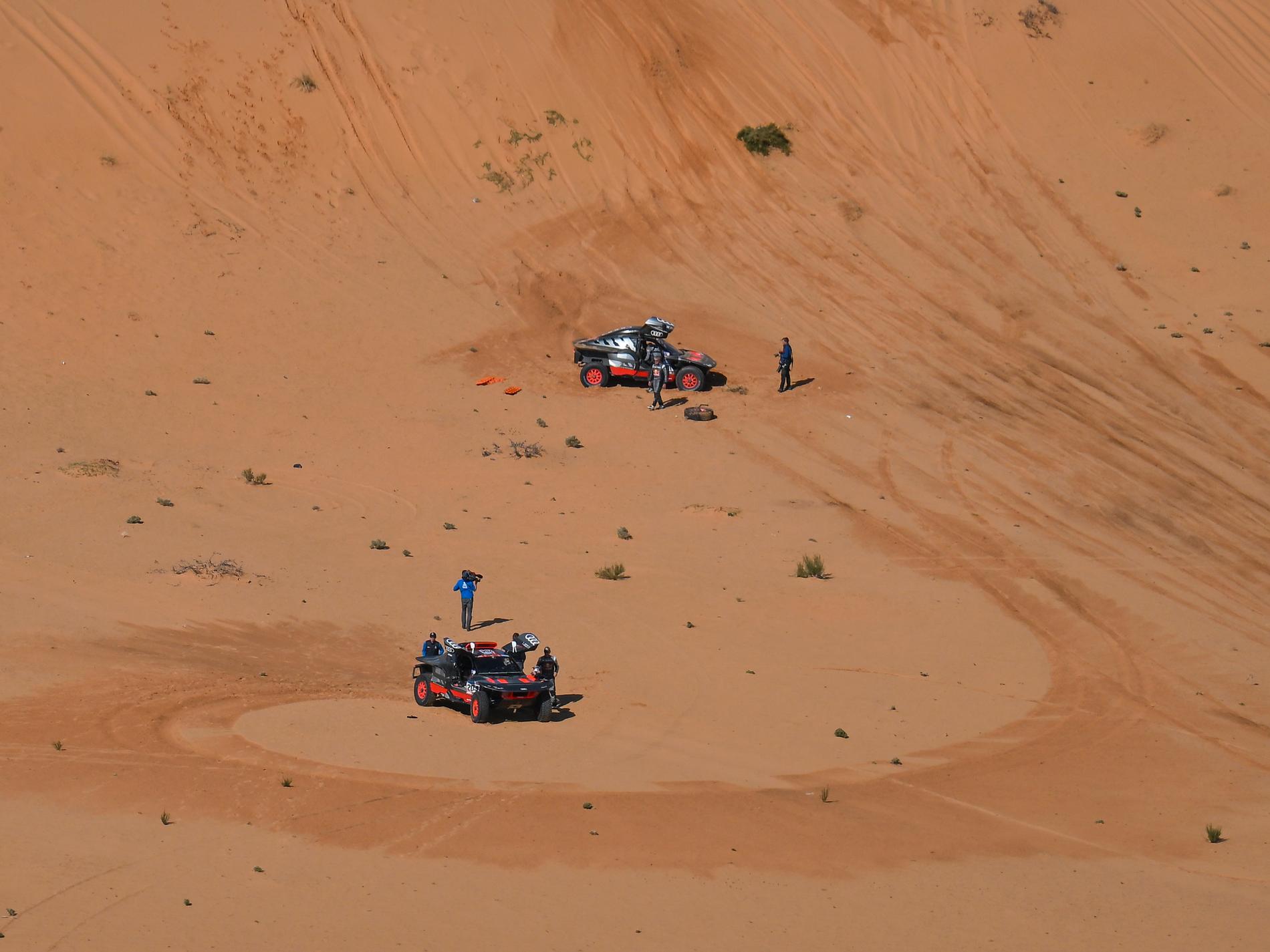 Två av  Audis bilar kraschade på samma ställe i Rally Dakar.
