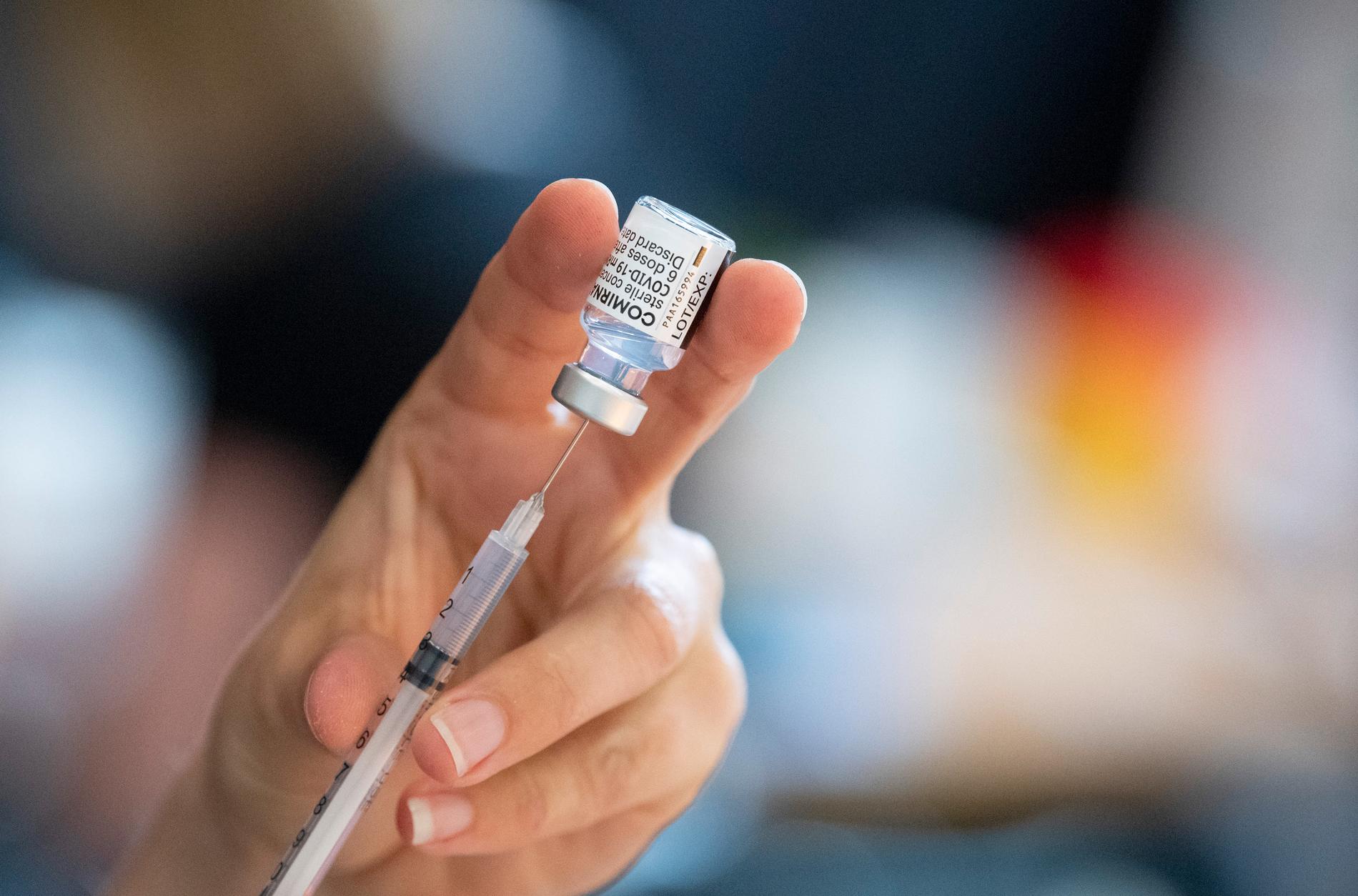 Över 200 personer i Västerås och Nyköping har vaccinerats med utgånget covidvaccin från Pfizer i veckan. Arkivbild.