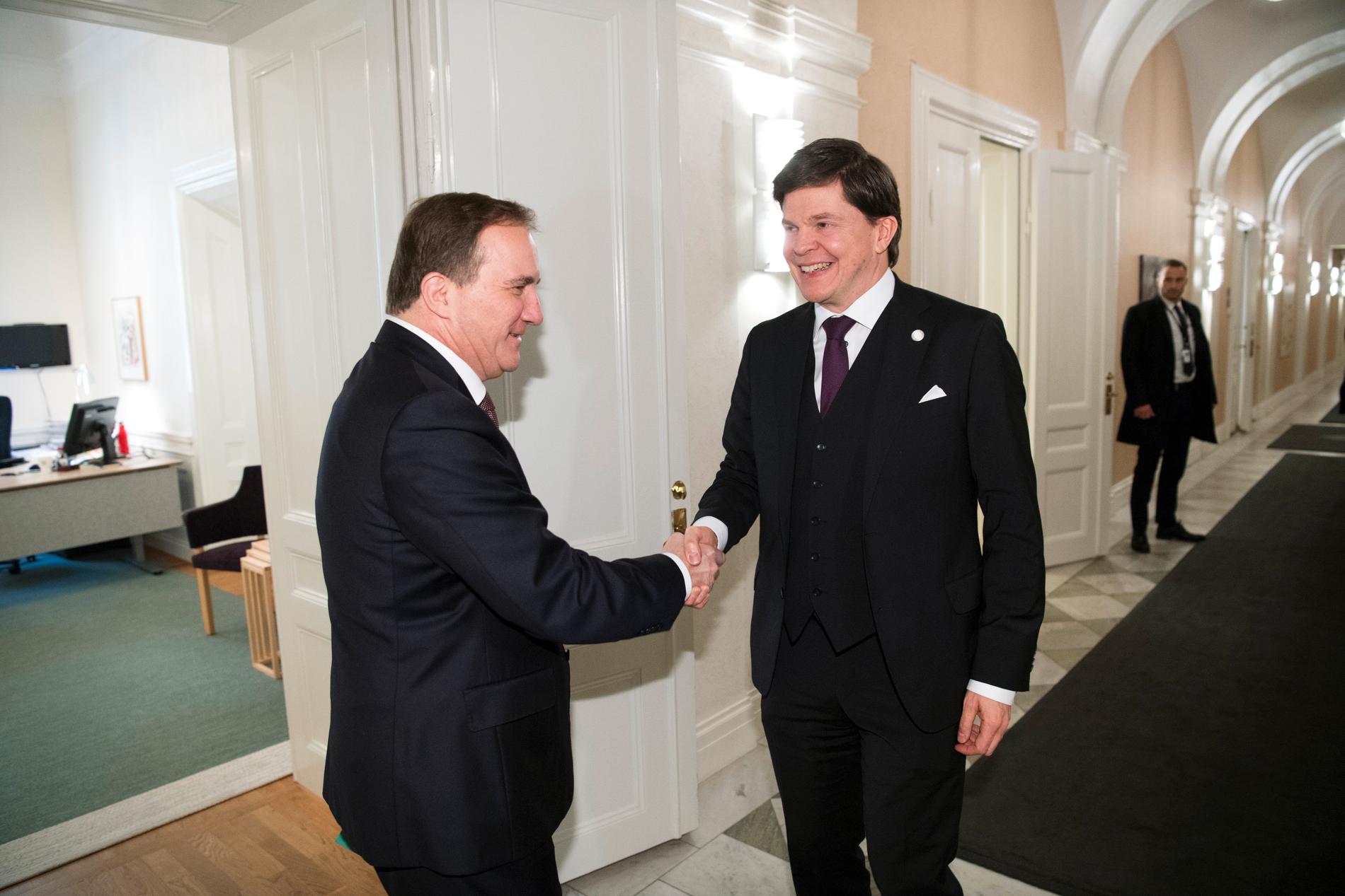 Talman Andreas Norlén tar emot Socialdemokaternas partiledare Stefan Löfven (S) i talmanskorridoren för ytterligare en talmansrunda.