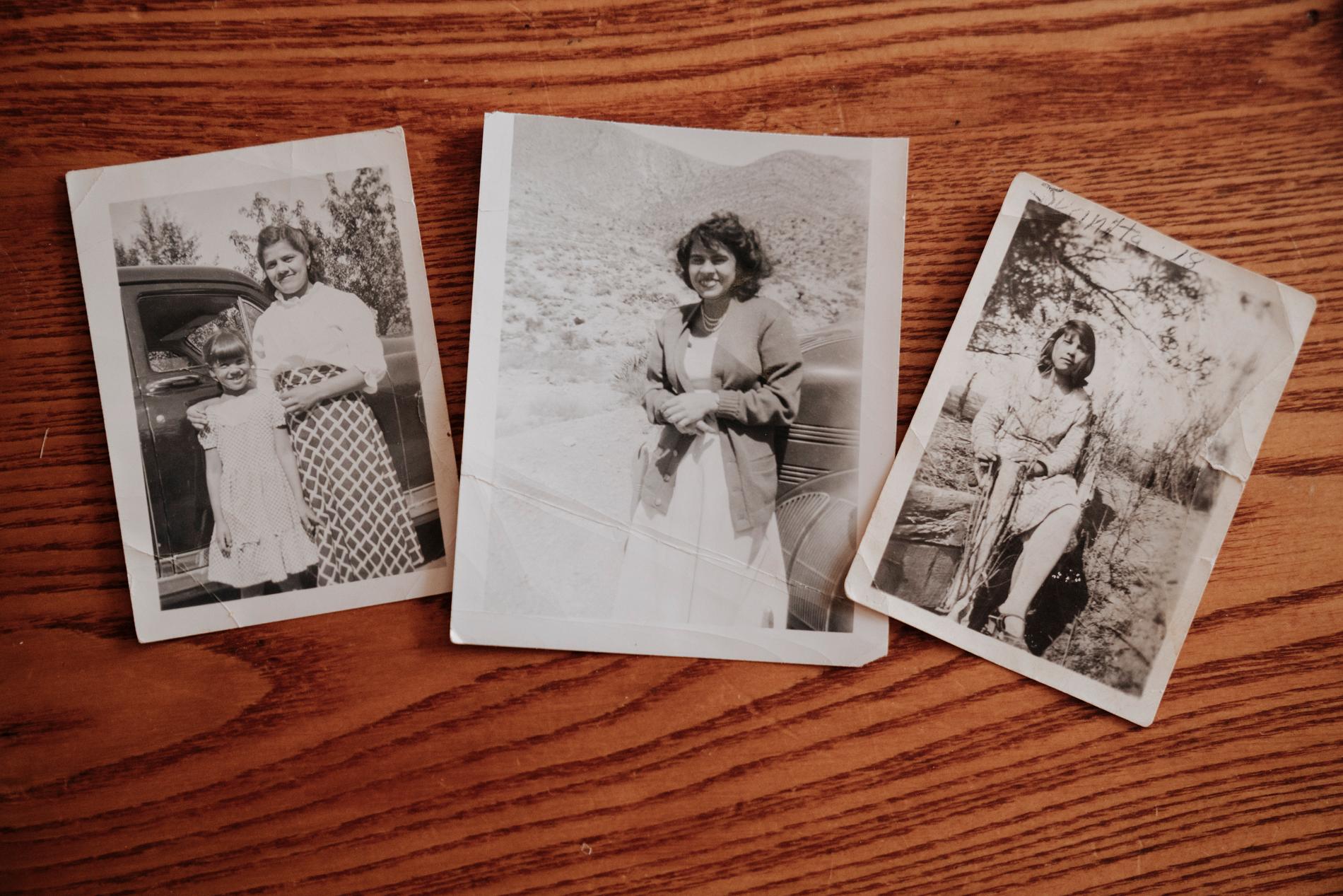 Lucy Benavidez Garwood, 91, visar bilder på sin mamma och andra släktingar som dött i cancer efter kärnvapentestet 1945.  