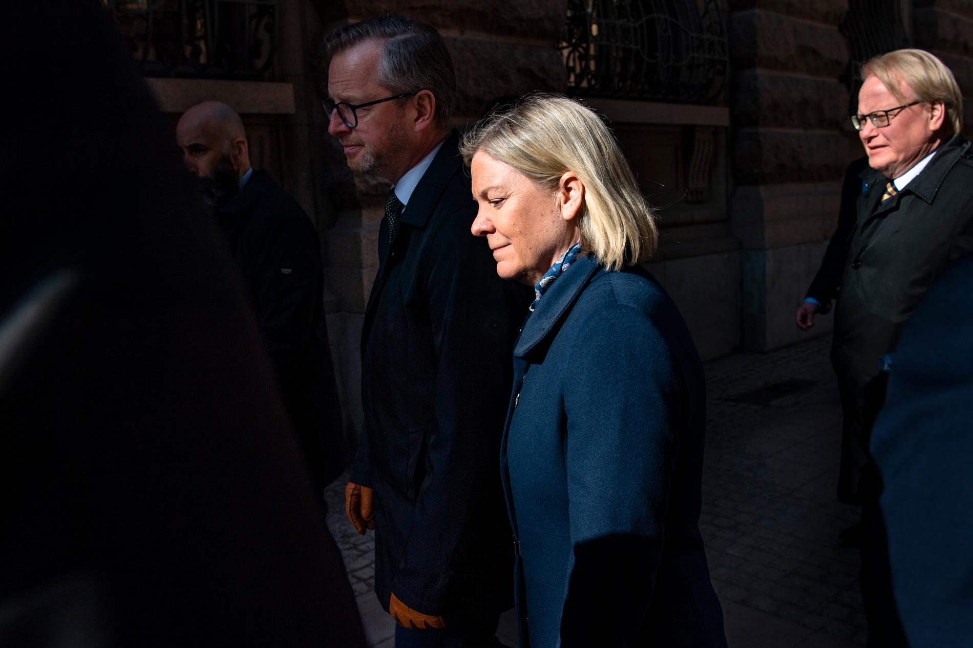 Finansminister Mikael Damberg, statsminister Magdalena Andersson och försvarsminister Peter Hultqvist.