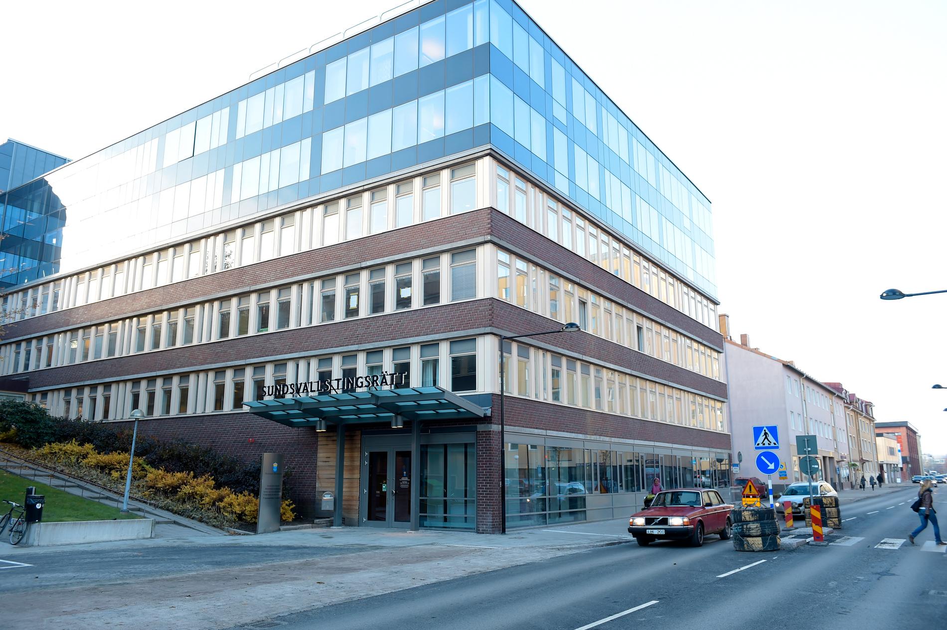 En ung man åtalas i Sundsvall för en rad brott, bland annat olaga hot och våldtäkt. Arkivbild.