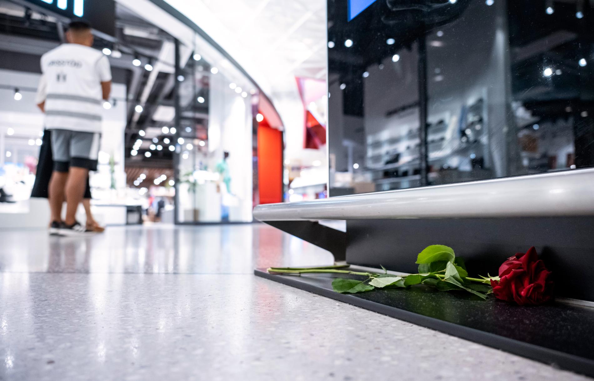  Krisstödjare och en ensam ros i gången i köpcentret Emporia i Malmö
