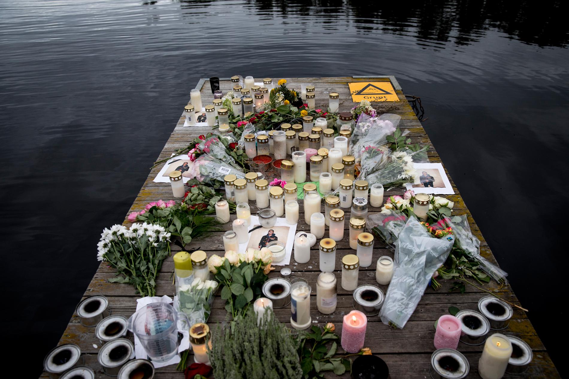 På en brygga vid Linneasjön har vänner, familj och boende i området tänt ljus och lämnat blommor för att hedra och minnas Saif. 