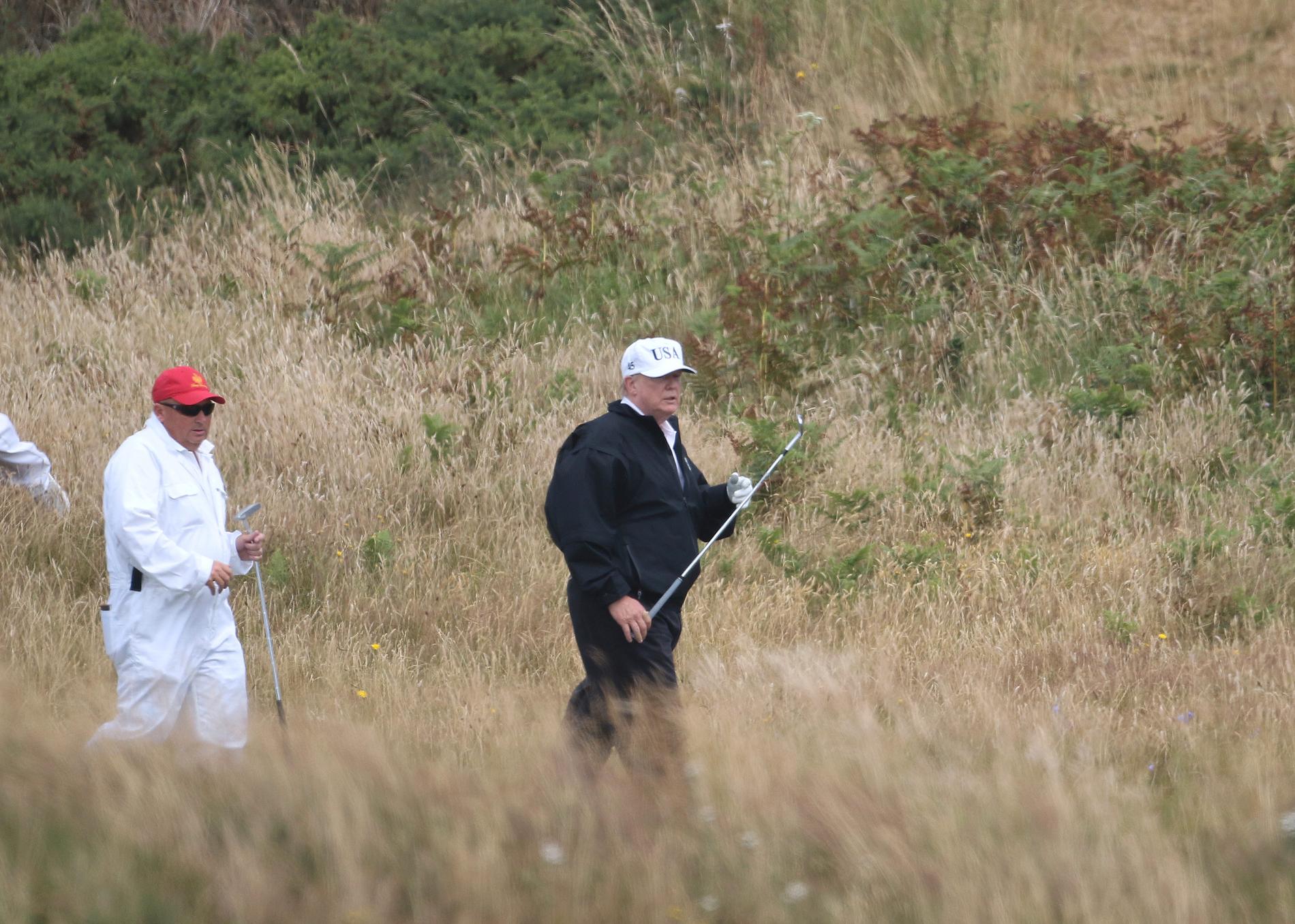 USA:s president Donald Trump spelar golf vid sitt hotell Turnberry i Skottland. Bilden är från förra sommaren.