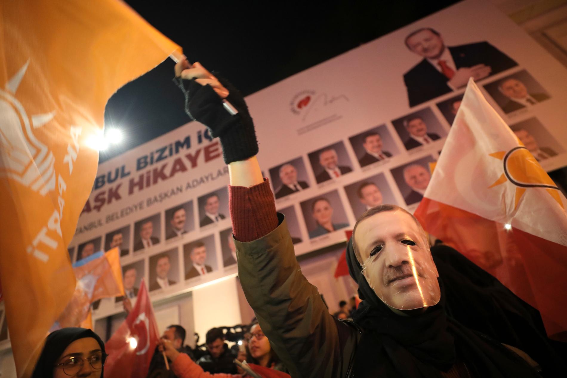 AKP-anhängare i Erdoganmasker i Istanbul inför valdagen.