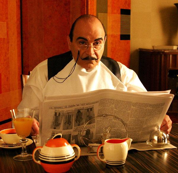 Poirot - som vanligt med en väl ansad mustasch.