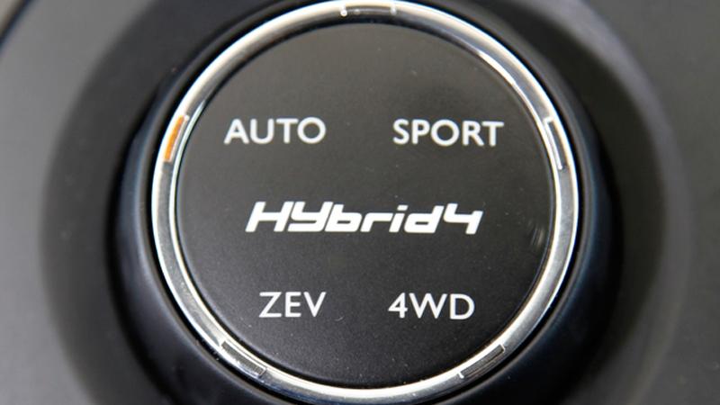 Det här vredet skiljer hybriden från vanliga 3008. I autoläget sköter bilen sig själv, sportläget engagerar elmotorn, ZEV är ren eldrift och 4WD betyder konstant 4WD.