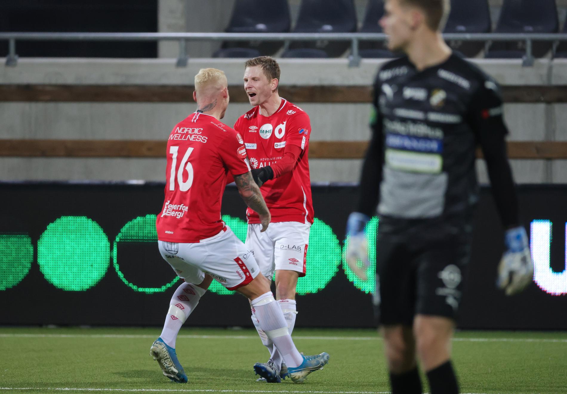 Johan Bertilsson jublar efter viktiga 1–0-målet. 