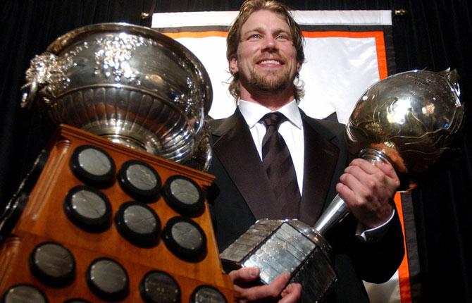 PRISAD Sommaren 2003 tilldelas Peter Hart Trophy, priset till mest värdefulla spelare i NHL. Han tar emot priset vid den årliga cermonin.