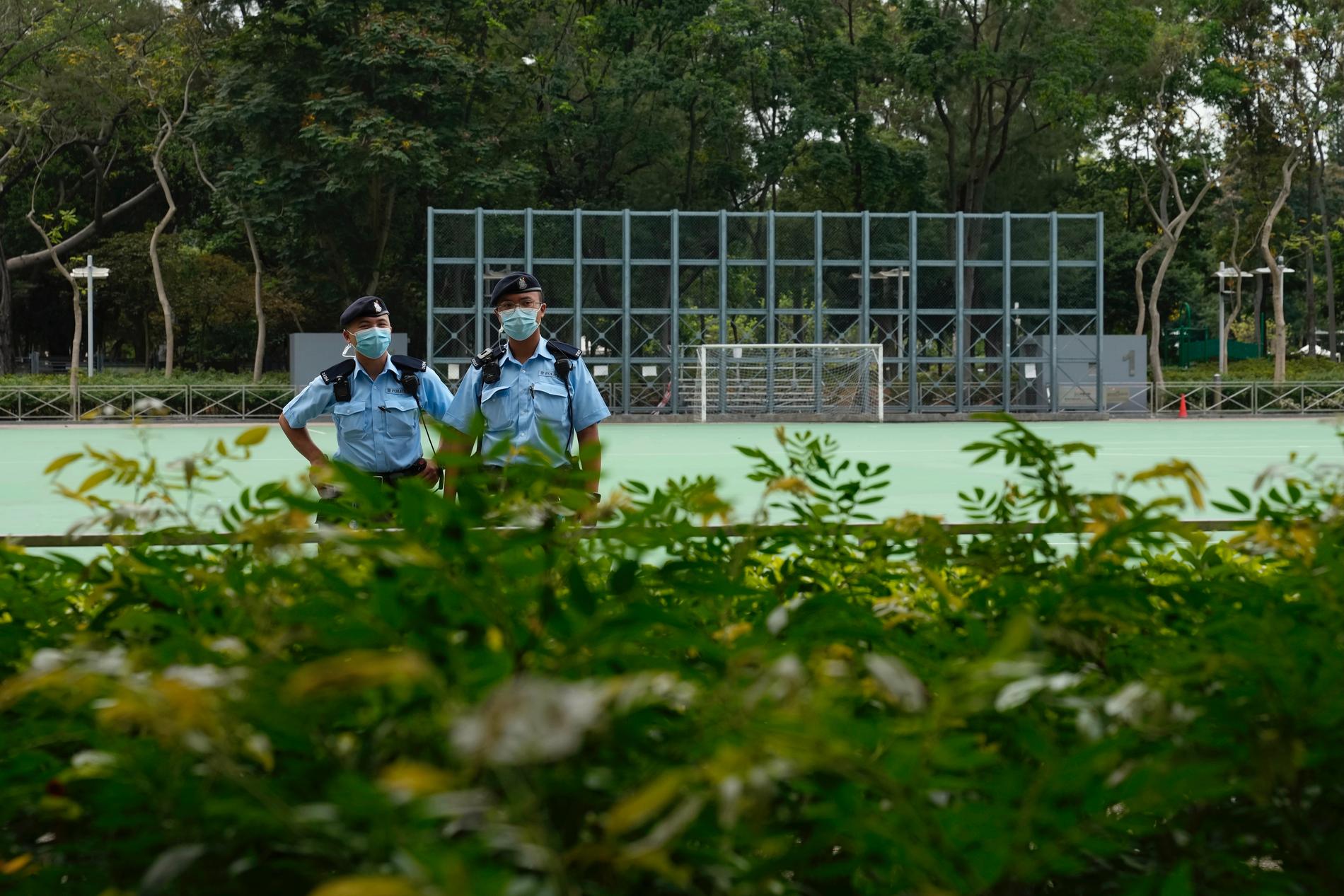 Polisen i Hongkong spärrade av stora delar av Victoriaparken för att hindra människor från att samlas och uppmärksamma årsdagen av massakern vid Himmelska fridens torg i Peking 1989.