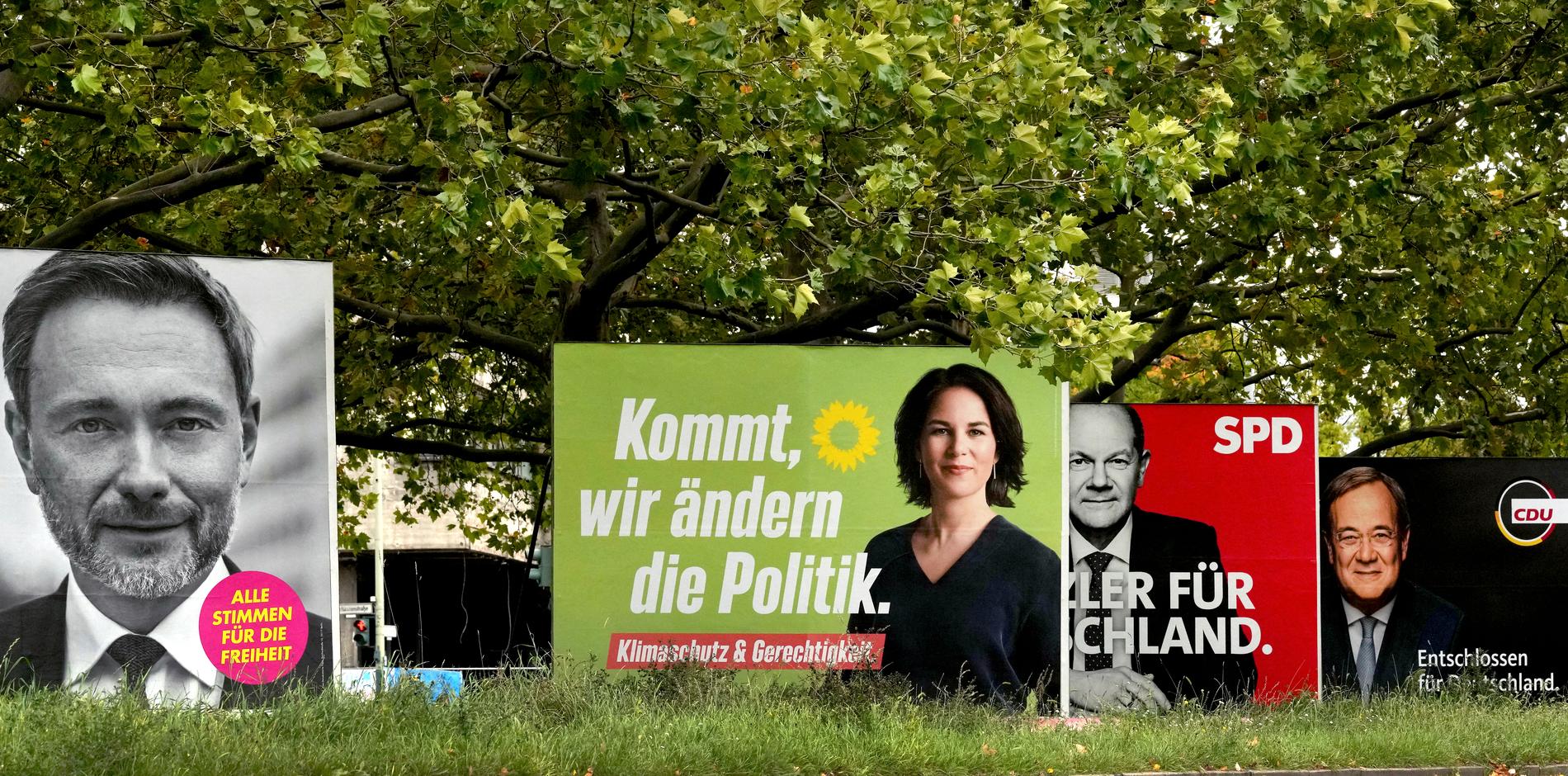 Mycket tyder på att liberala FDP, under ledaren Christian Lindner (till vänster) och De gröna, under Annalena Baerbock (i mitten), tar plats i nästa tyska regering. Arkivfoto.
