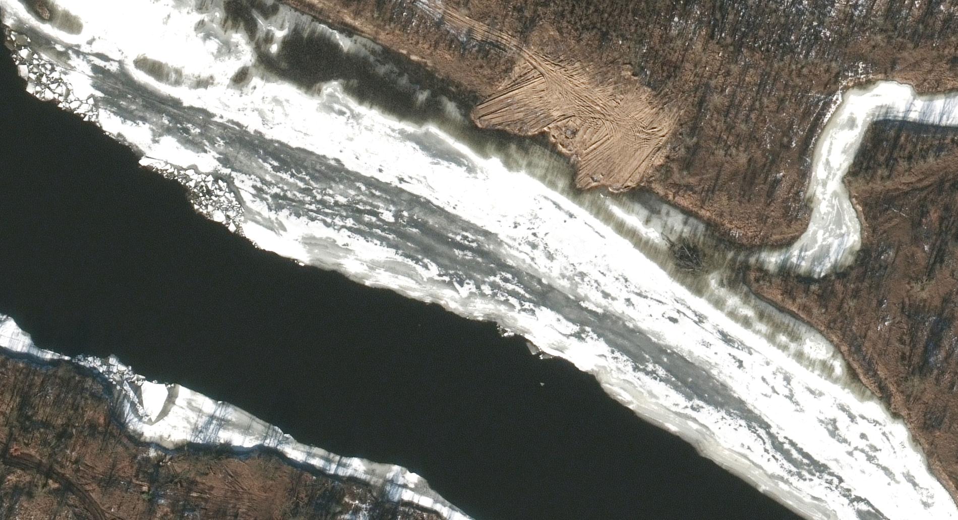 Satellitbild på floden före brobygget.