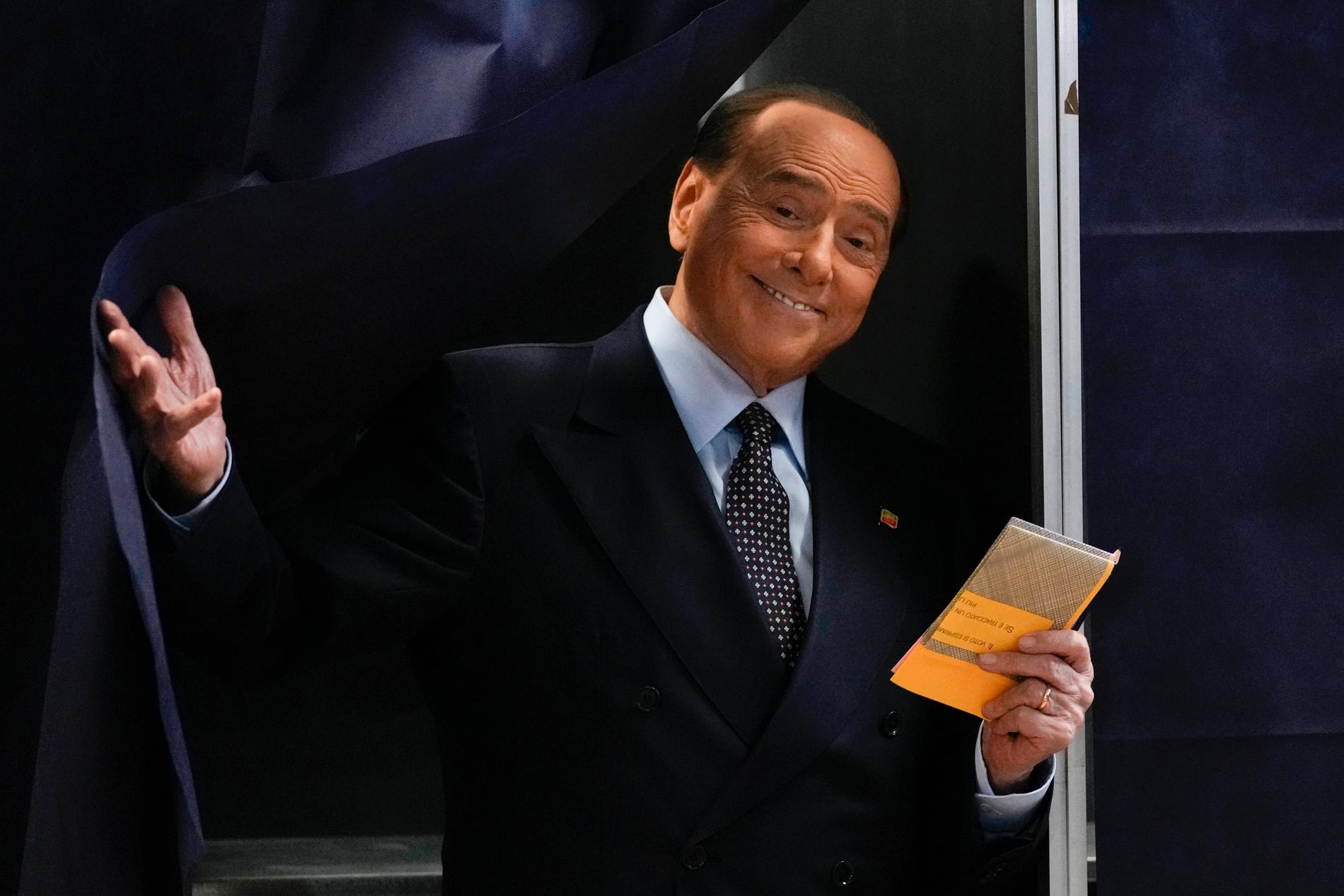 Silvio Berlusconi, den 85-årige ledaren för Forza Italia, begav sig till en vallokal i norditalienska Milano.