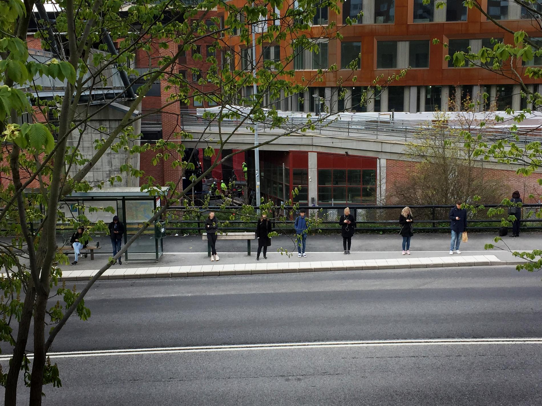 Stockholmare väntar på bussen vid Sickla bro.
