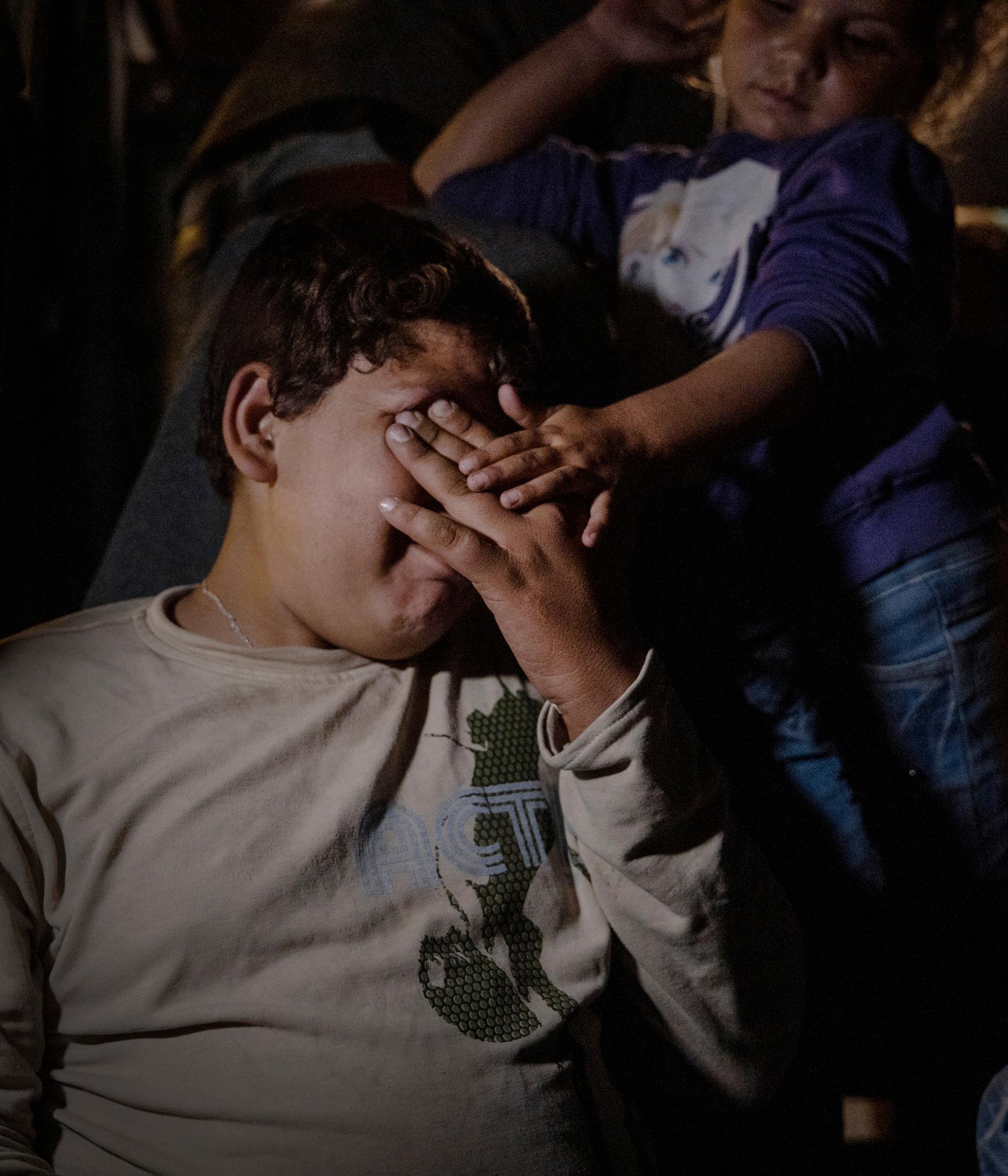 Irak/Kurdistan Ahmeds mamma och bror hette Elham och Bozan, För några dagar sedan blev de begravda i rasmassorna i byn Sari-Kani i norra Syrien när Turkiet bombade området. Nu sitter han ensam på en buss och väntar på att få en sovplats i flyktinglägret Bardarash i Irak. När han berättar om sin mamma brister han ut i gråt. En ung flicka bredvid lägger sin hand på hans och försöker ge tröst. Över 200 000 människor har tvingats fly sina hem sedan Turkiet inlett sin operation "Peace Spring" i norra Syrien.