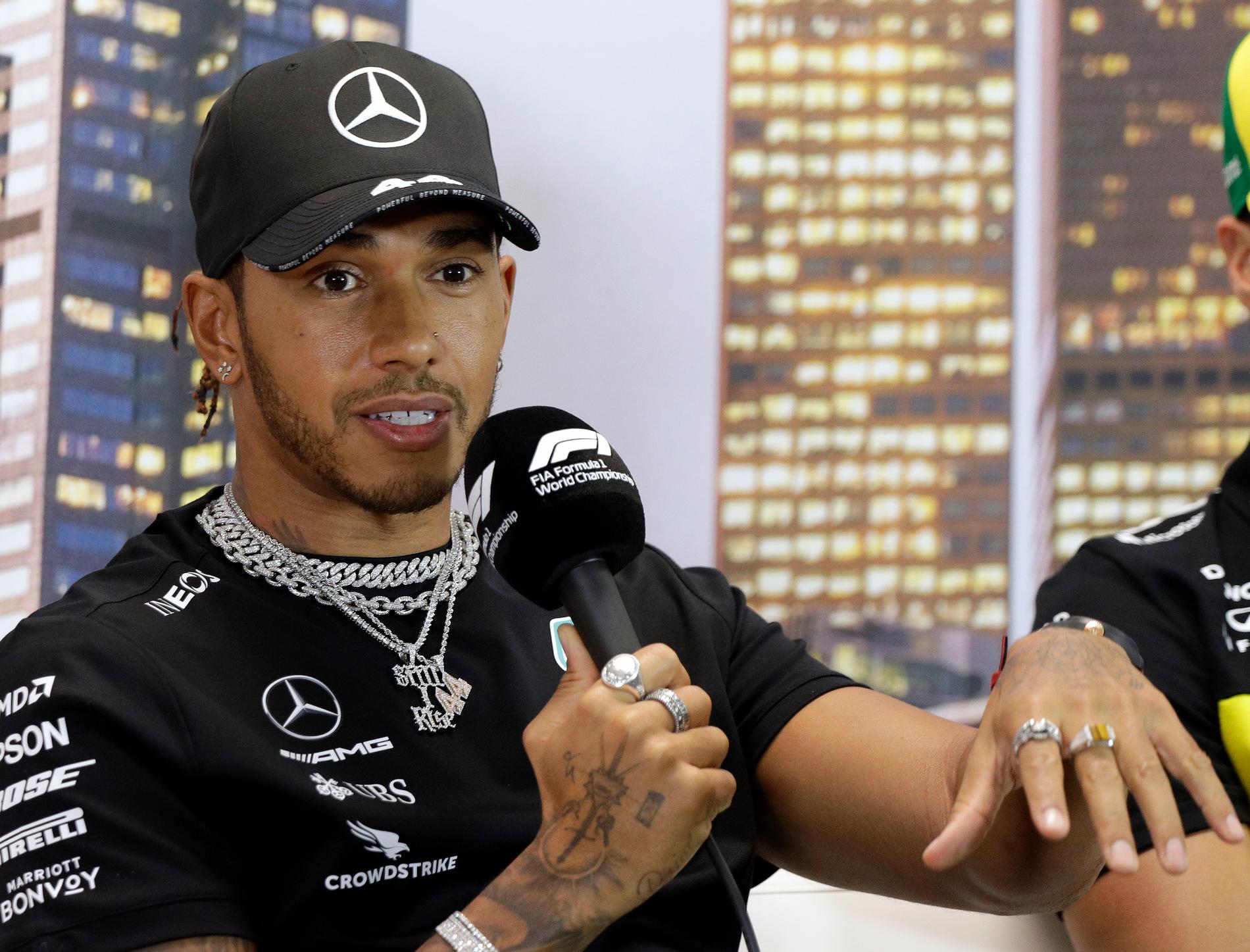 MercedesförarenLewis Hamilton är inte nöjd med att F1-premiären i Melbourne ska köras trots det pågående coronavirusutbrottet. "Cash is king", sade han under en presskonferens på torsdagen.