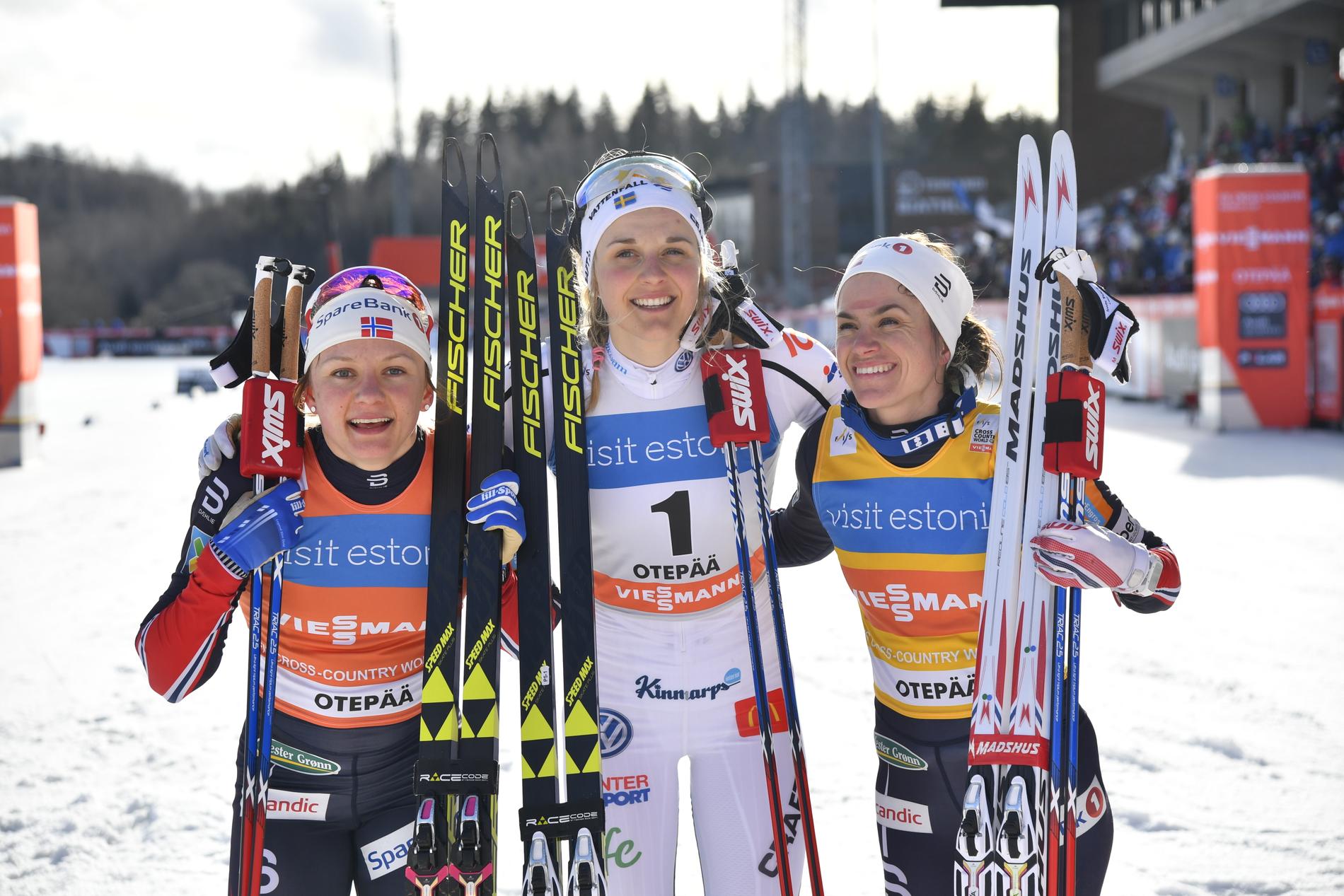 Stina Nilsson flankerad av tvåan Maiken Caspersen Falla (vänster) och Heidi Weng.