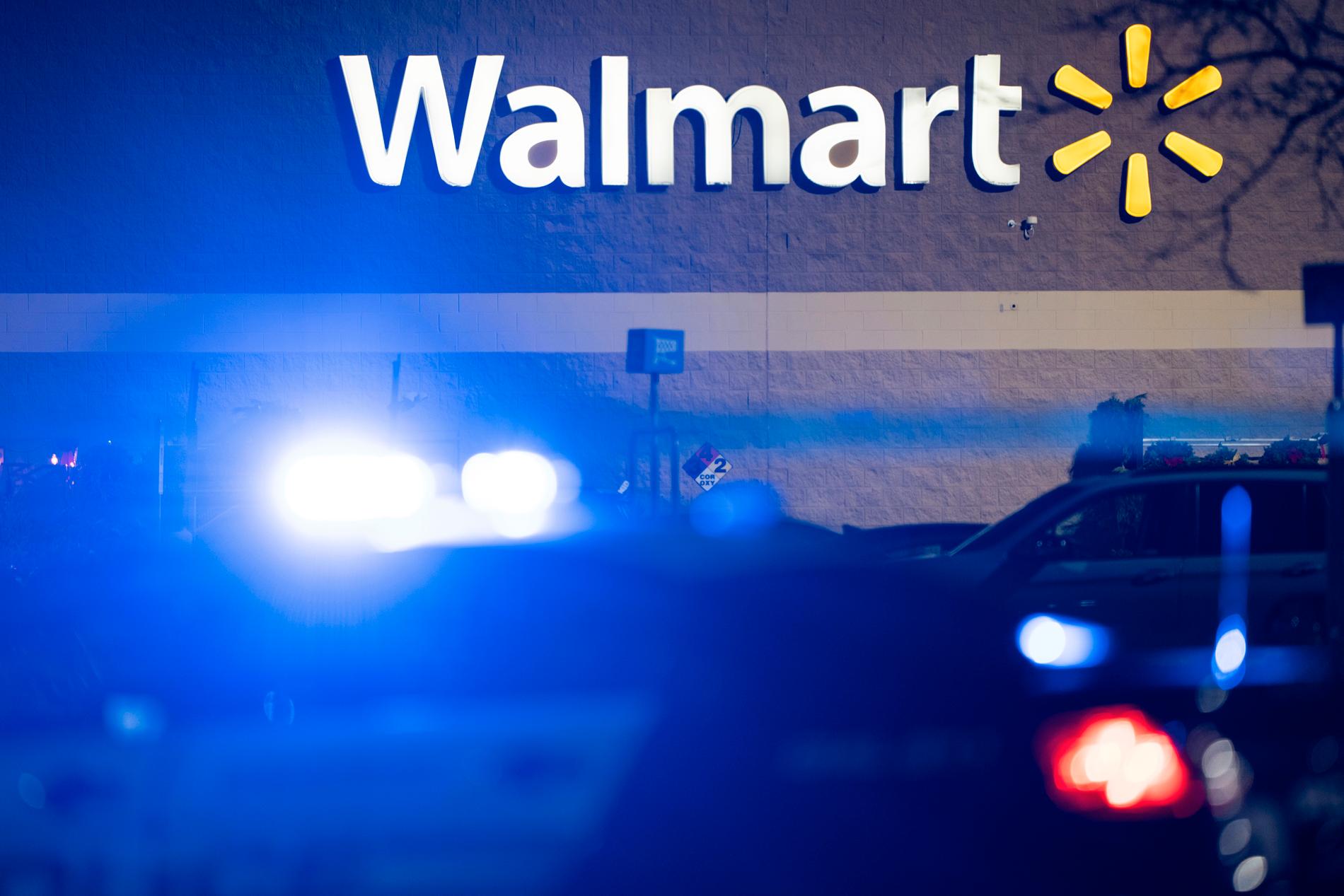 Polis på plats efter masskjutningen på Walmart, Chesapeake, Virginia.