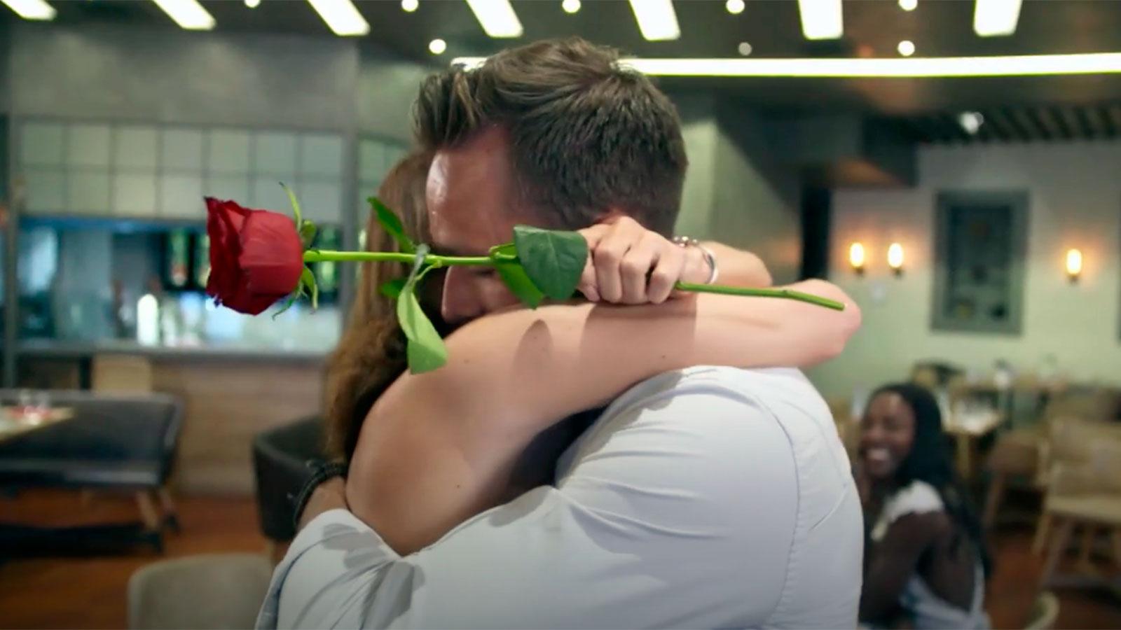 Alicia Ödman får rosen och en kram av bachelorn David Möller.