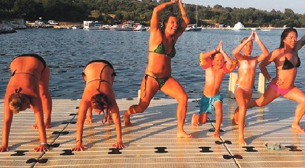 Boxaren Mikaela Laurén kör ett yogapass i solnedgången: ”Sunset yoga”