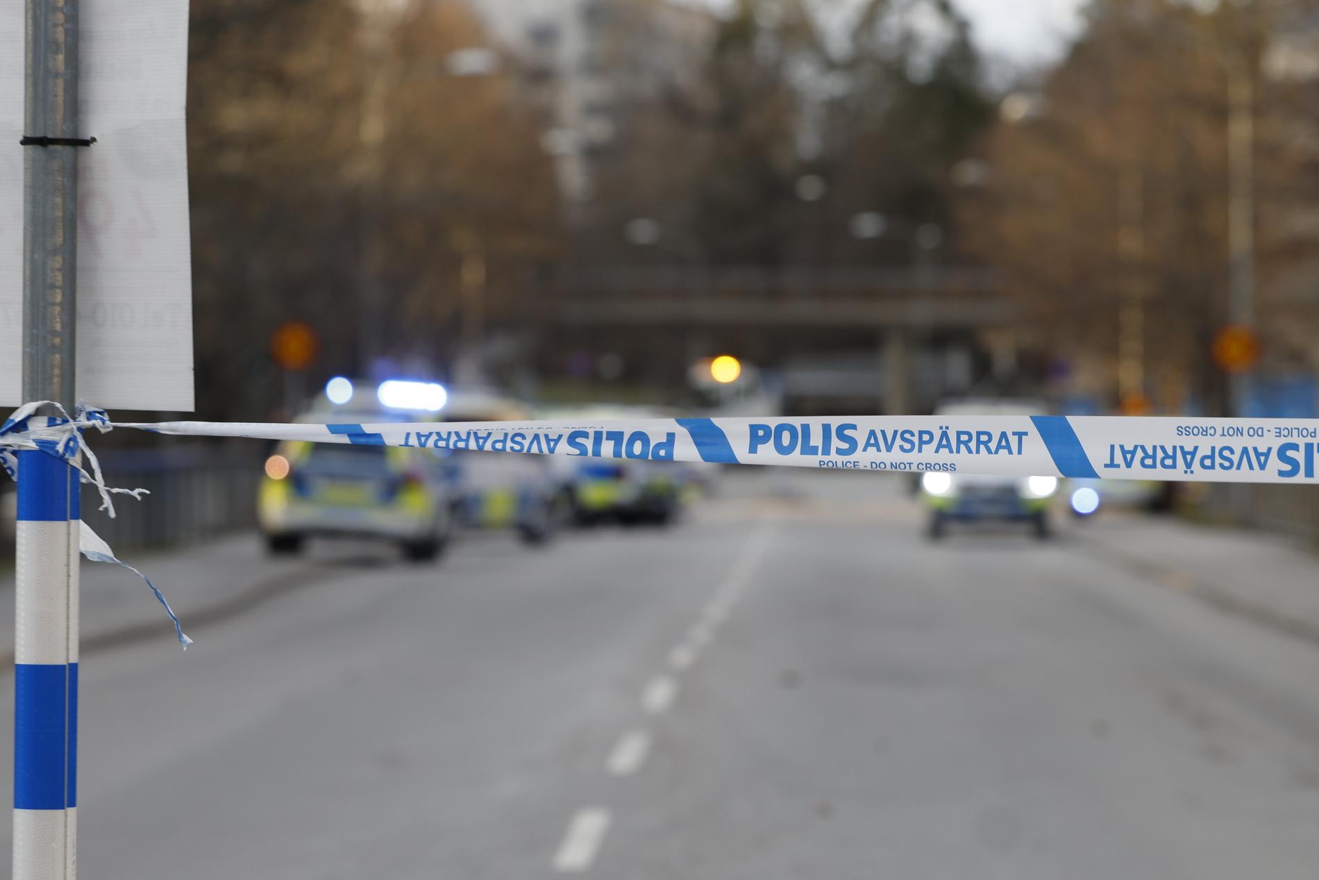 Polisen på plats i Skärholmen efter skjutningen. 