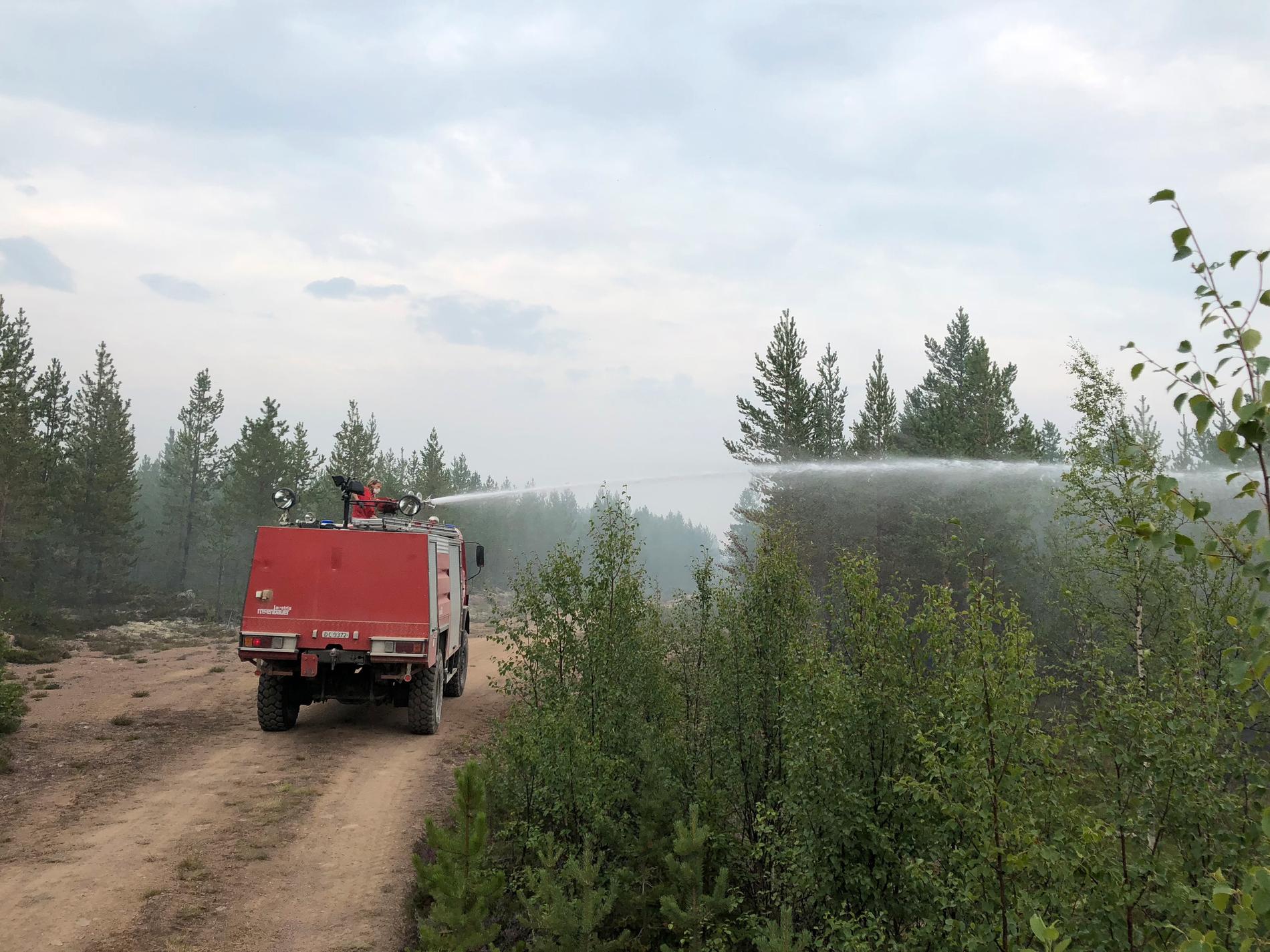 När Johan Fredholm och kollegerna bland deltidsbrandmännen i Funäsdalen fått uppdraget att bevaka en väg som fungerade som brandlinje i skogen möttes de av en annorlunda syn – en specialbyggd brandbil från Norge.