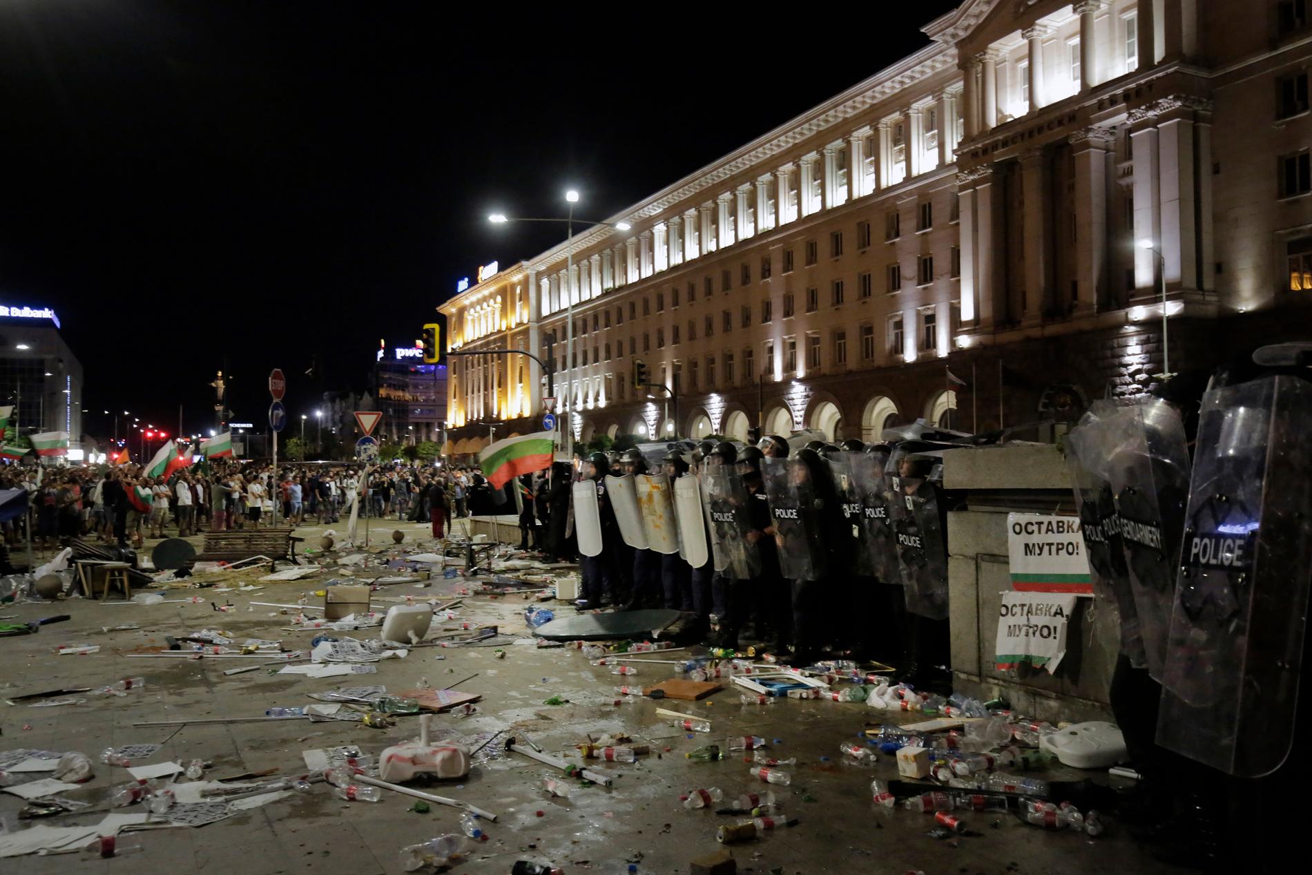 Den 2 september hölls en stor demonstration mot regeringen i Bulgariens huvudstad Sofia. Hundratals poliser kallades in för att hindra stenkastande demonstranter från att komma närmare parlamentsbyggnaden.