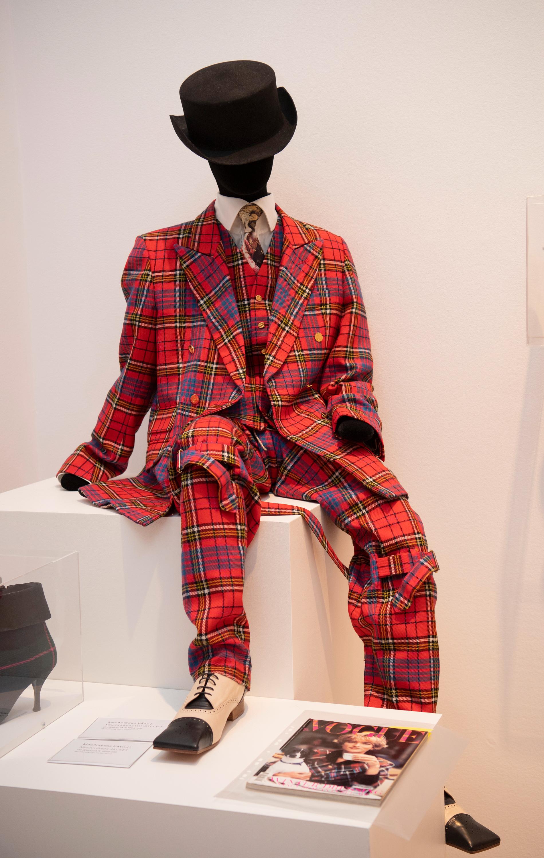 Det skotskrutiga är ett av Vivienne Westwoods kännetecken. Lee Price visar flera av sina egna nu urvuxna Westwood-kostymer.