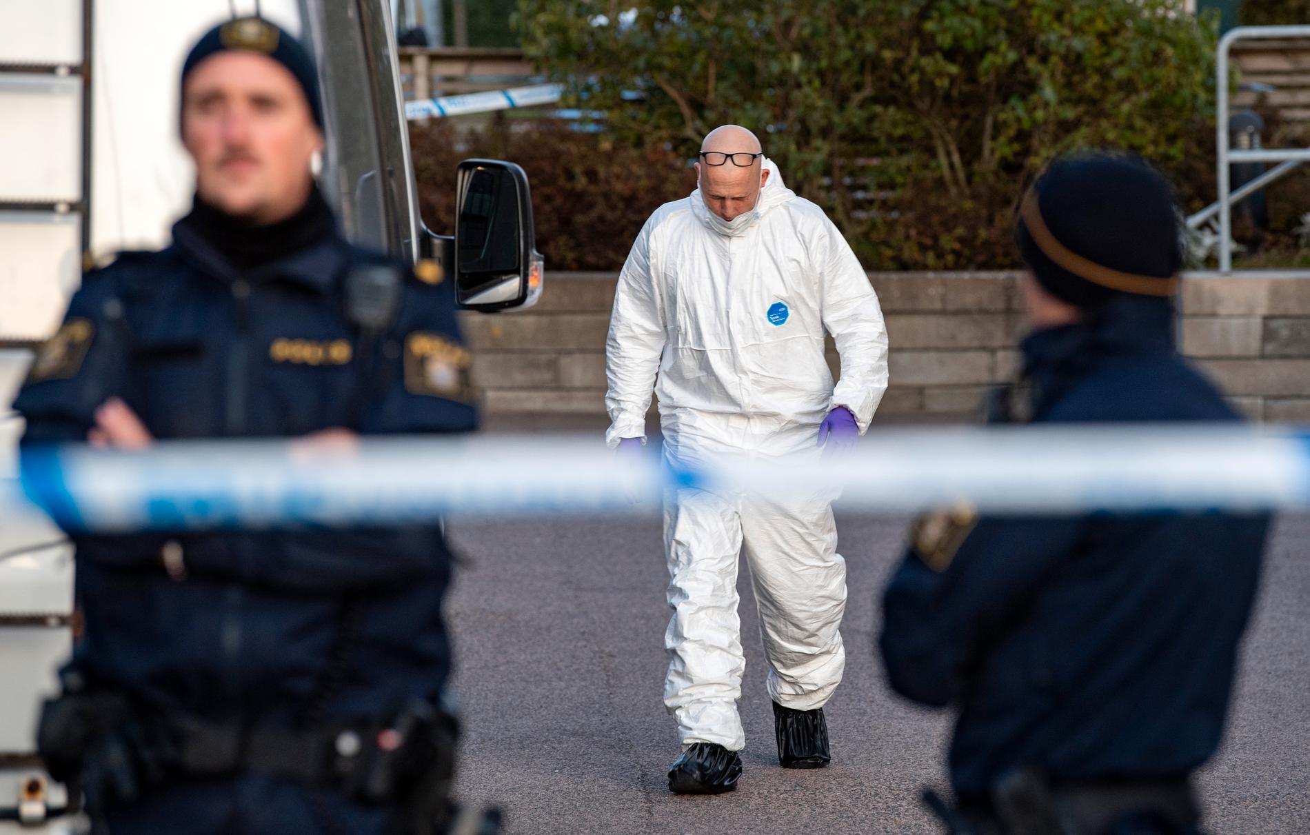 Tidigare i höst: Polis och kriminaltekniker utanför flerfamiljshuset i Arlöv utanför Malmö. Arkivbild.
