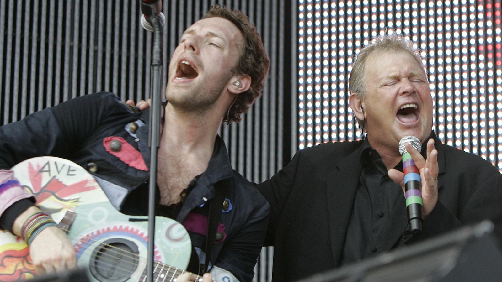 John Farnham (till höger) sjunger med Coldplays Chris Martin på en välgörenhetsgala 2009. 