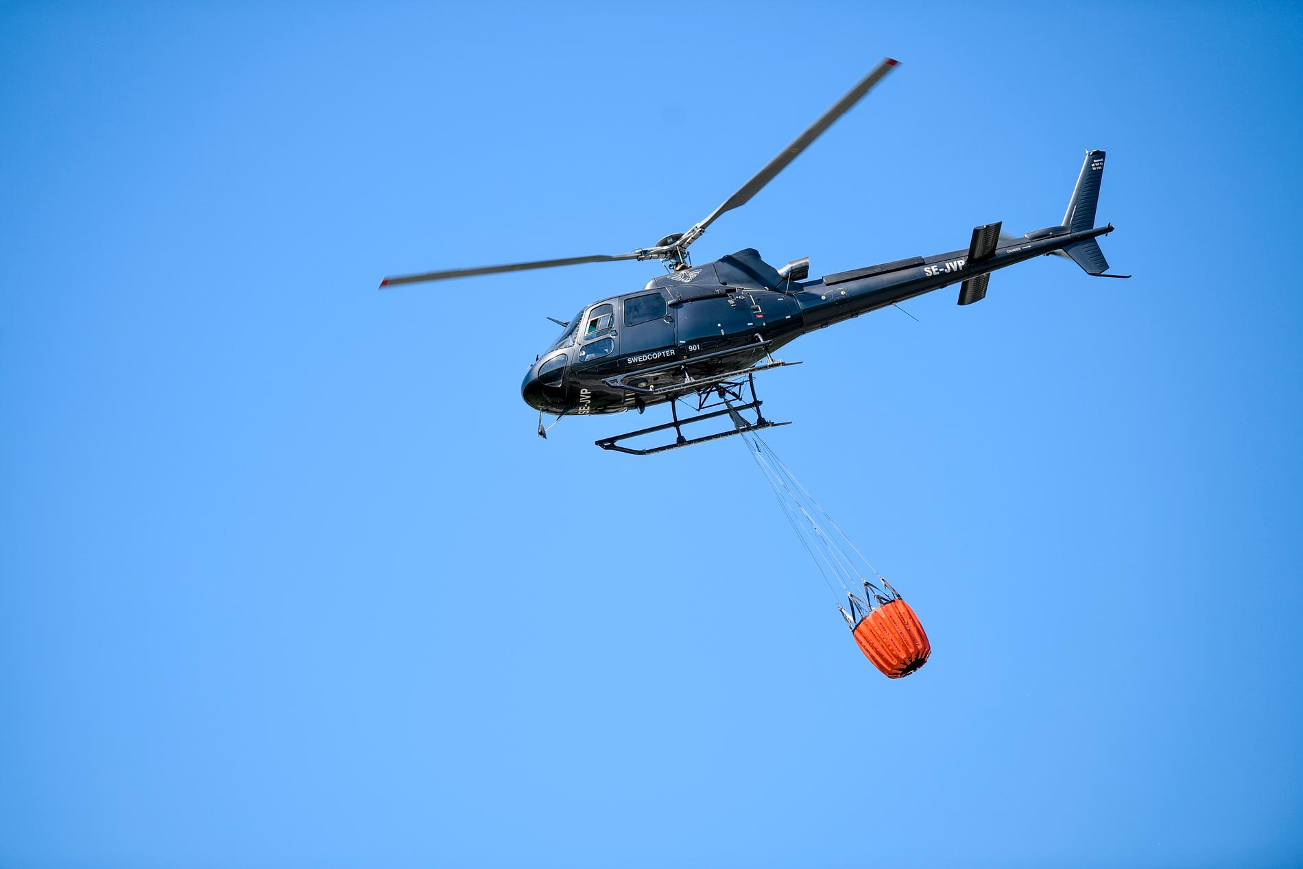 Skogsbranden vattenbombades med helikopter. Arkivbild.