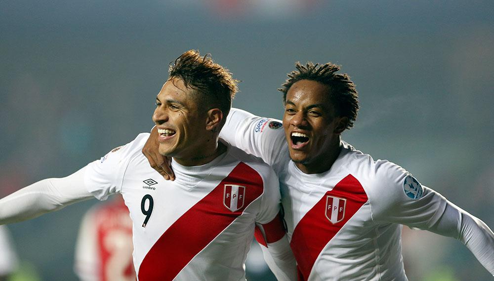 Perus Jose Paolo Guerrero och Andre Carrillo jublar