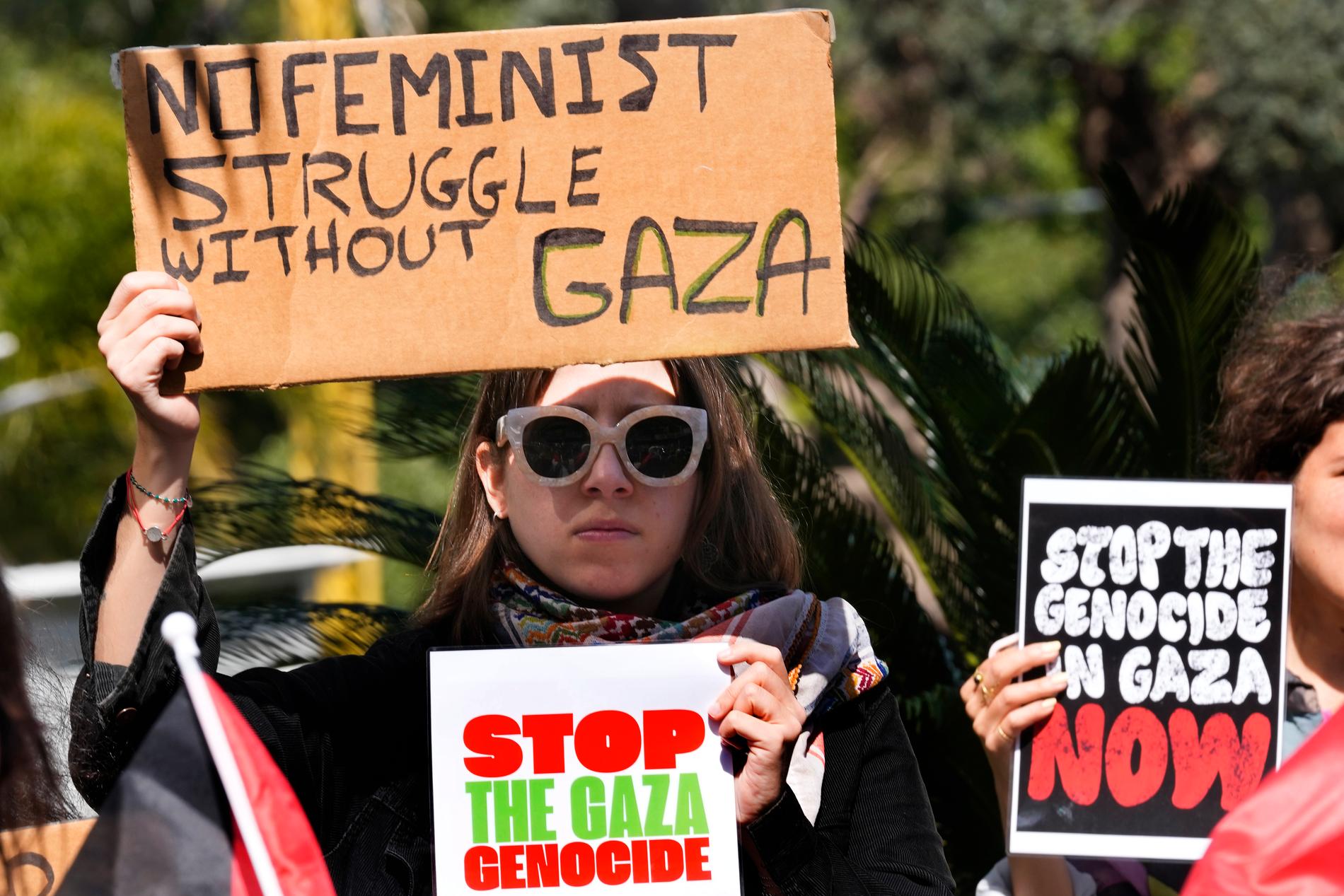 På många håll har kvinnor även demonstrerat till stöd för palestinska kvinnor. På bilden en kvinnodagsmarsch i Libanons huvudstad Beirut.