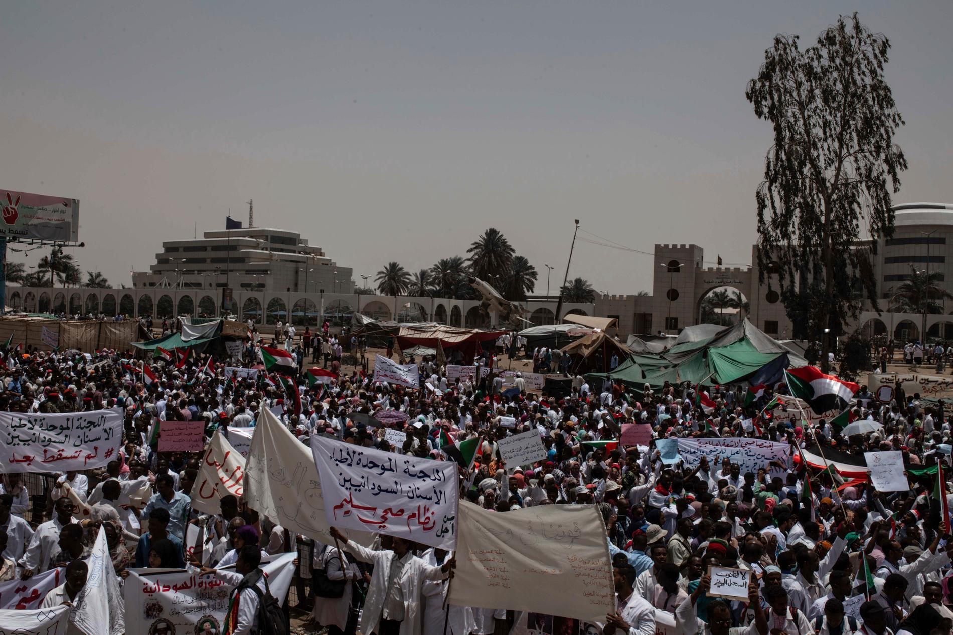 Demonstranter utanför försvarsdepartementet i Sudans huvudstad Khartum. Arkivbild.