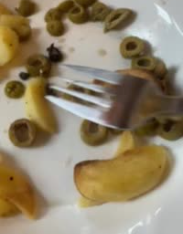 Potatis och oliver var det enda som serverades en dag.