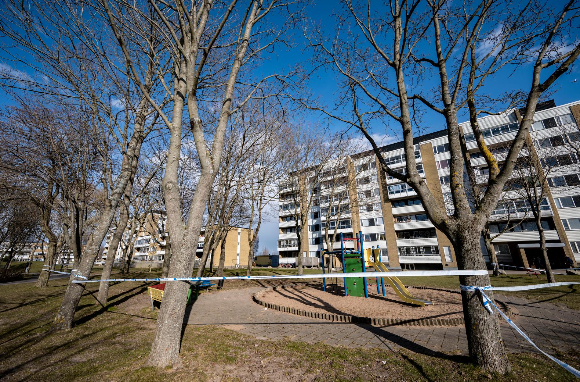 Två personer hittades skadade utomhus i Landskrona i början av april och den ene av dem avled senare på sjukhus. Nu åtalas fyra personer. Arkivbild.